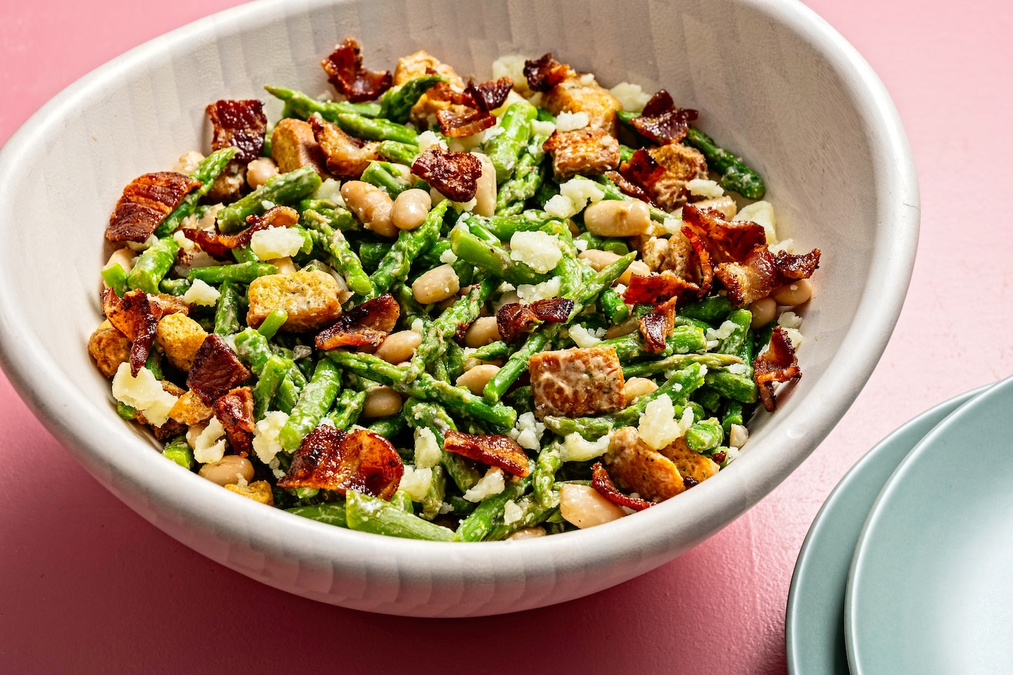 La vinaigrette au bacon fait des merveilles dans cette salade d'asperges et de haricots blancs