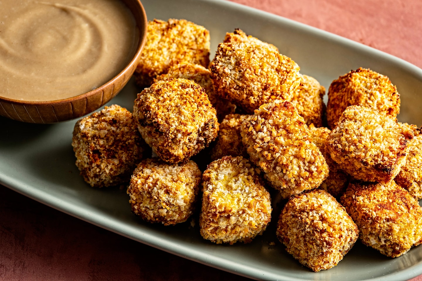 Les pépites de tofu de la friteuse à air obtiennent leur saveur grâce à une astuce de congélation et à une sauce miel-moutarde