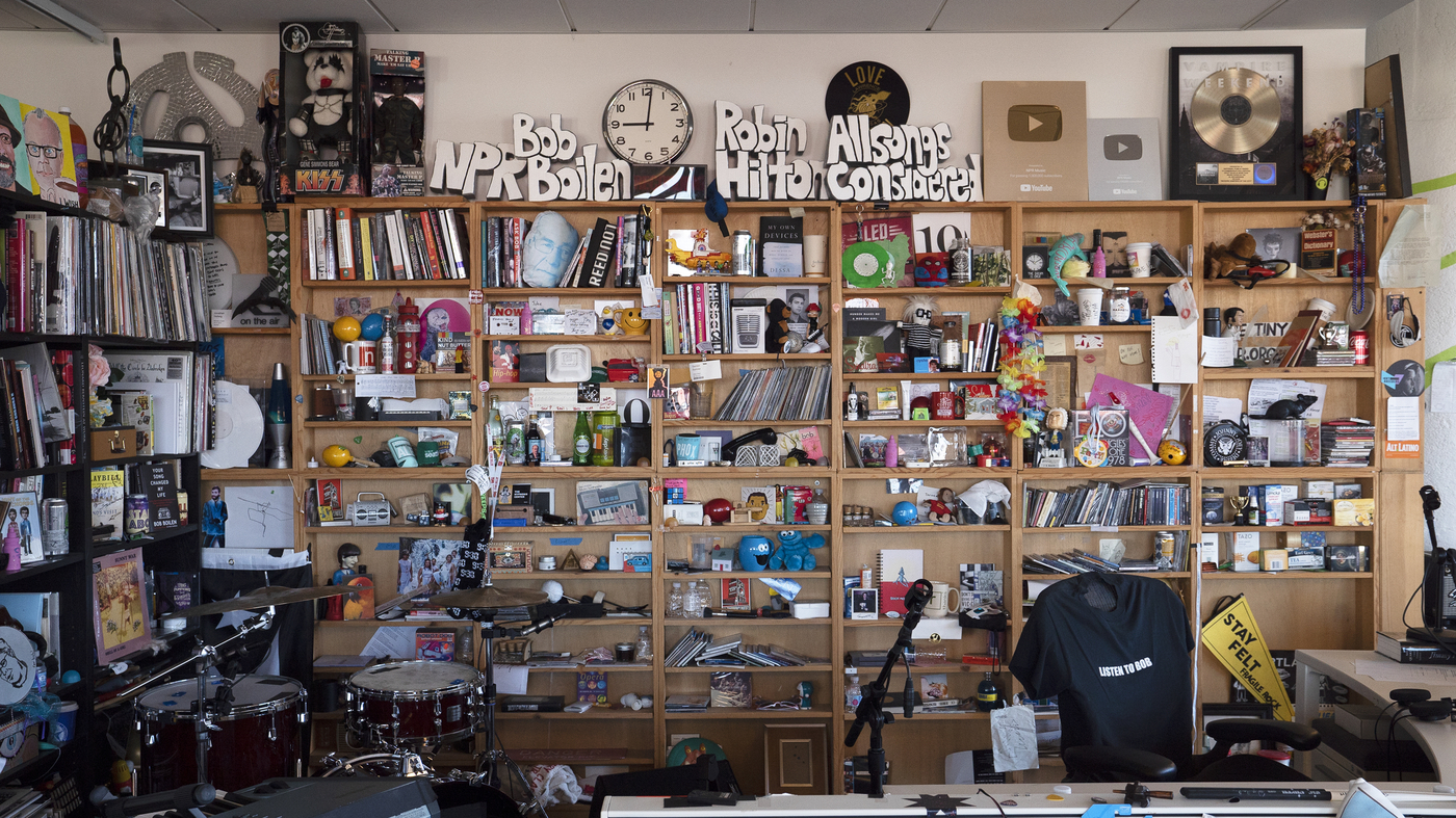 « SNL » envoie le NPR Tiny Desk avec un stagiaire qui plaide : « maintenez le chahut »