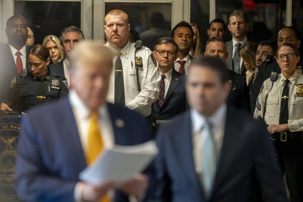 Le président de la Chambre, Mike Johnson, parmi les substituts de Trump assistant au procès |  nouvelles nationales