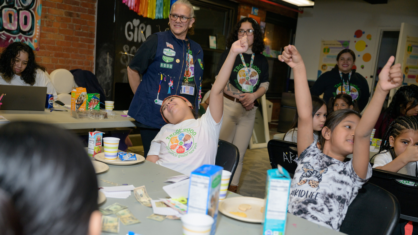 Comment cette troupe de Girl Scouts offre une communauté aux enfants migrants
