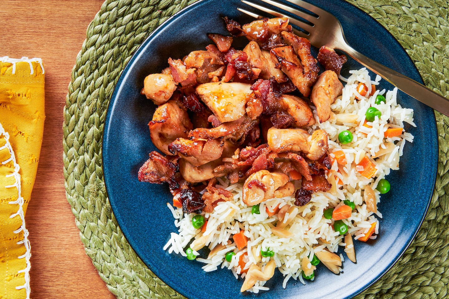 Le poulet épicé à la friteuse avec du bacon et des dattes est un repas rapide en semaine