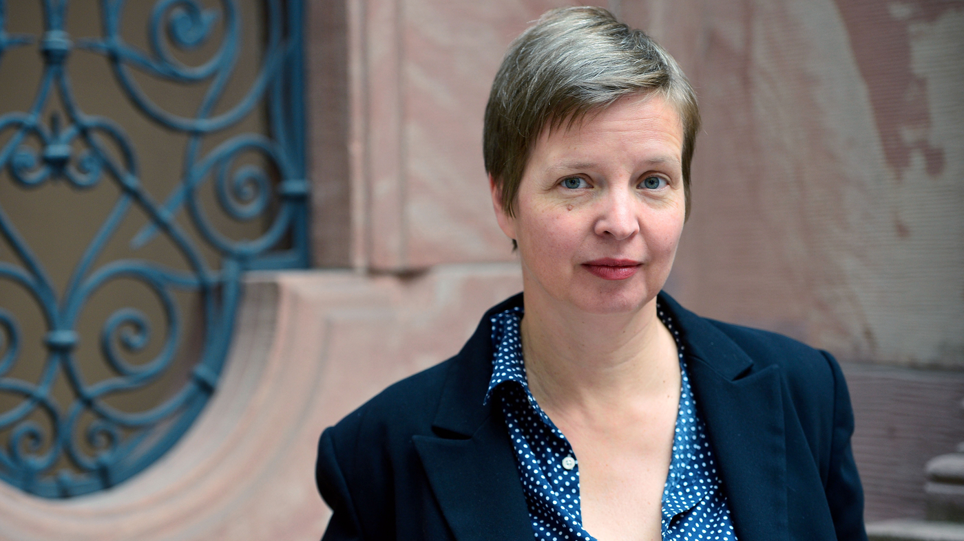 Un roman allemand sur une histoire d'amour torturée remporte l'International Booker Prize 2024