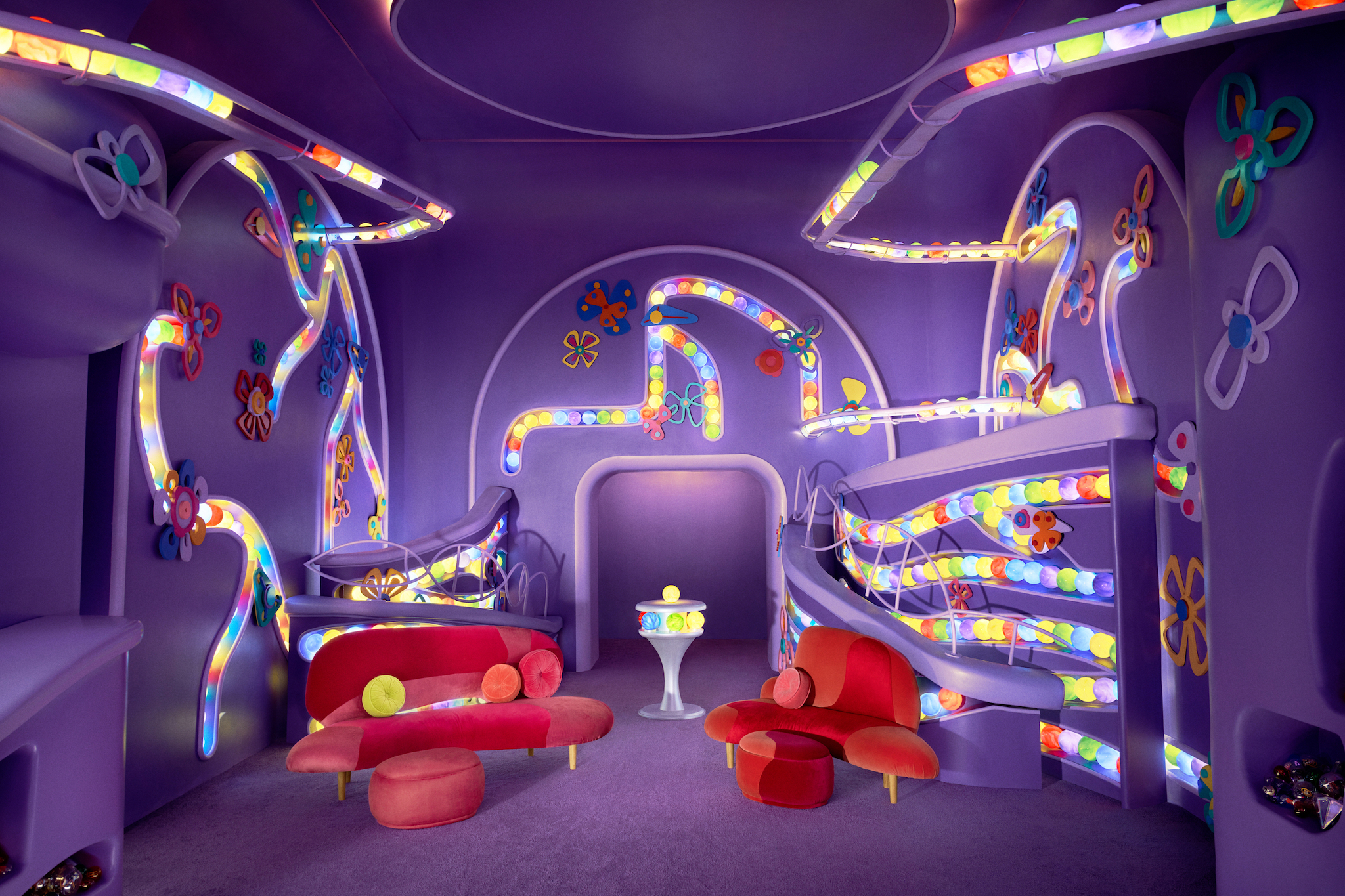 Vous pouvez réserver le centre de contrôle kaléidoscopique « Inside Out » sur Airbnb
