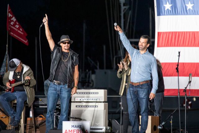 HARRISON, MICHIGAN - 14 SEPTEMBRE : Kid Rock (à gauche) et Donald Trump Jr. prennent la parole sur scène lors du rassemblement Trump 2020 le 14 septembre 2020 à Harrison, Michigan. (Photo de Scott Legato/Getty Images)