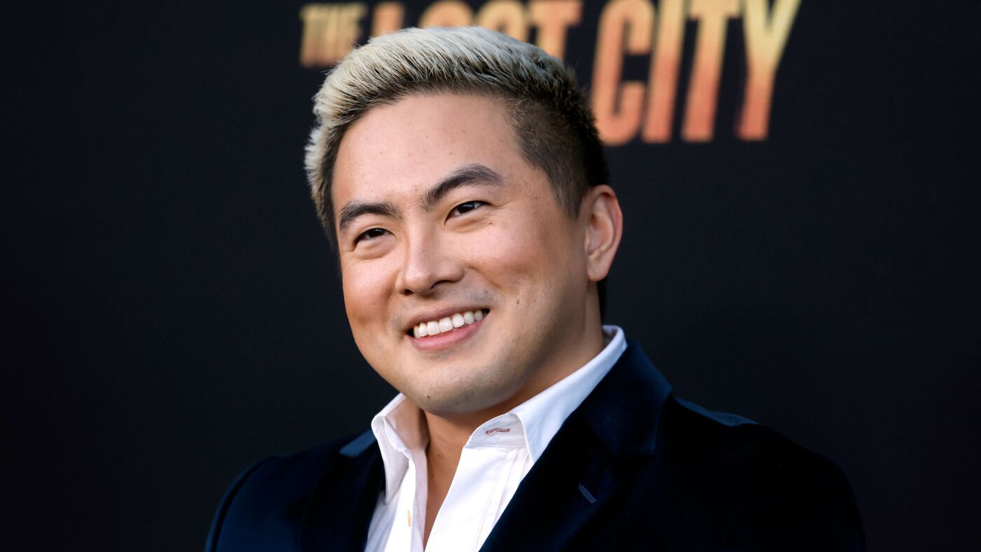 Bowen Yang a invité Tina Fey sur son podcast.  Il s'attarde toujours sur ce qu'elle a dit