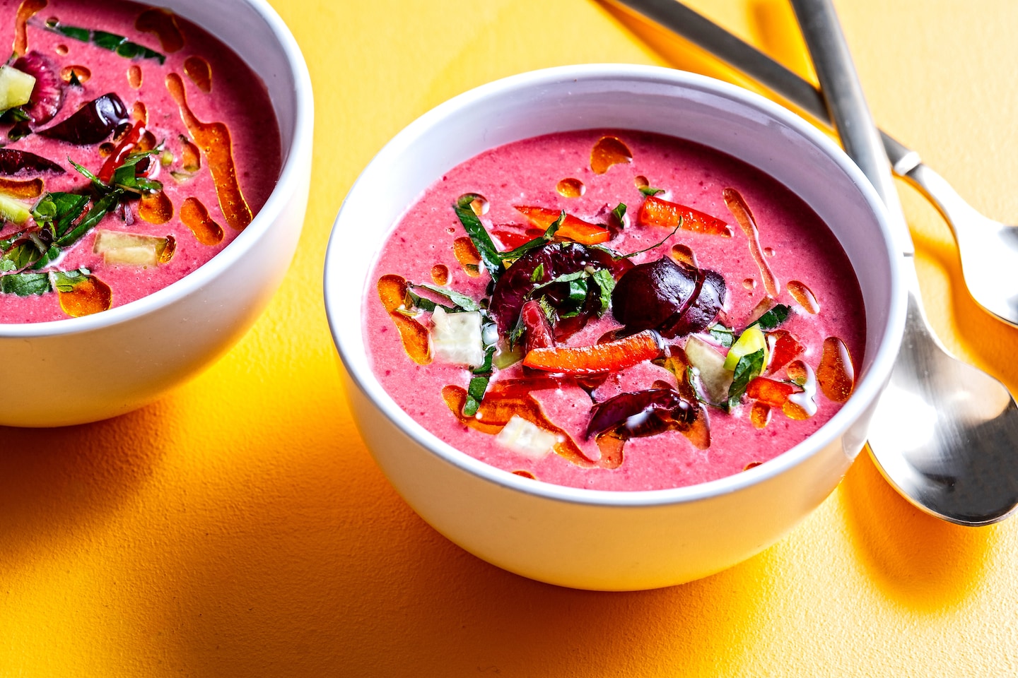Ce gaspacho aux cerises est un bol frais et coloré pour les chaudes journées d'été