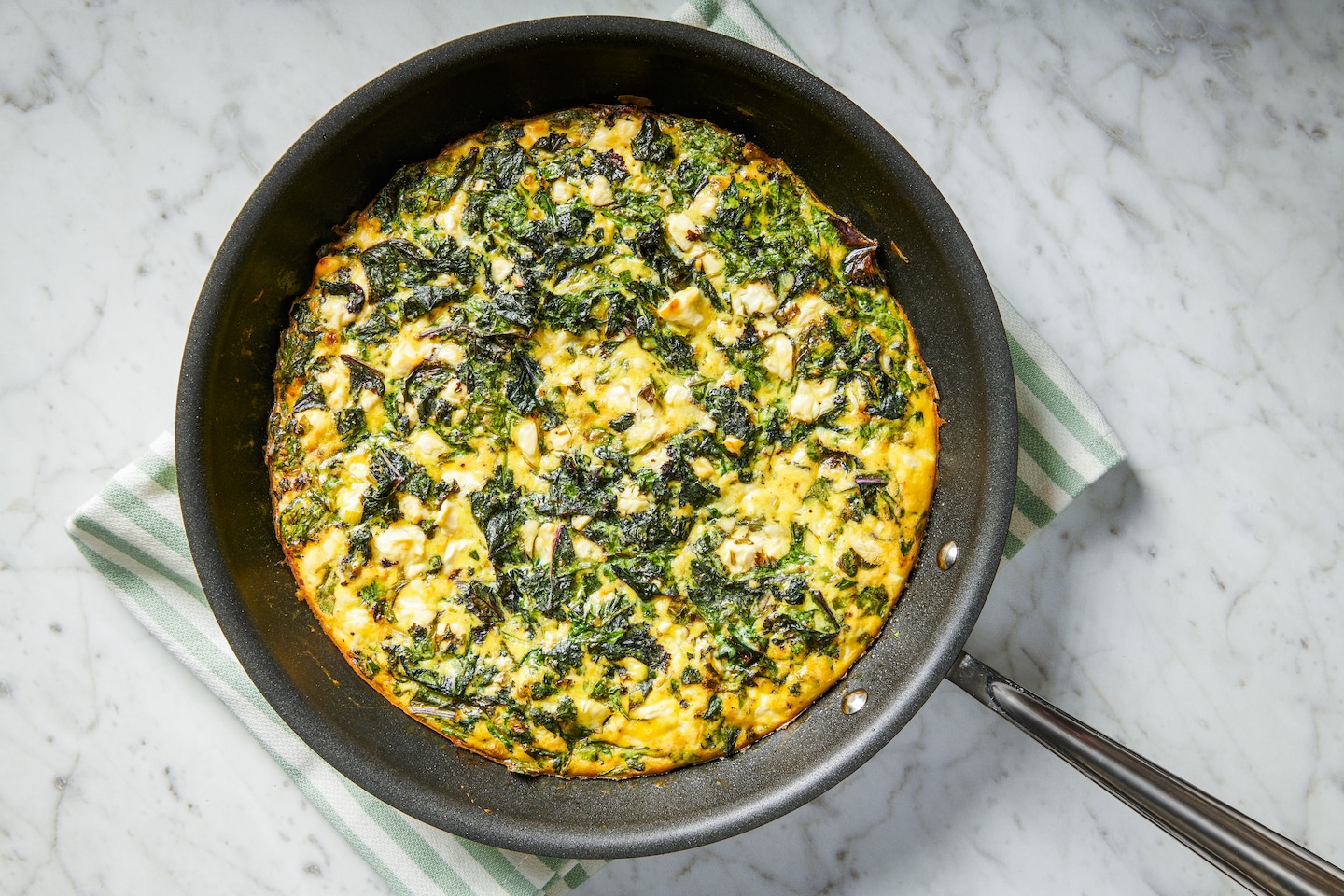 Cette frittata aux légumes verts et à la feta est un gagnant du petit-déjeuner pour le dîner