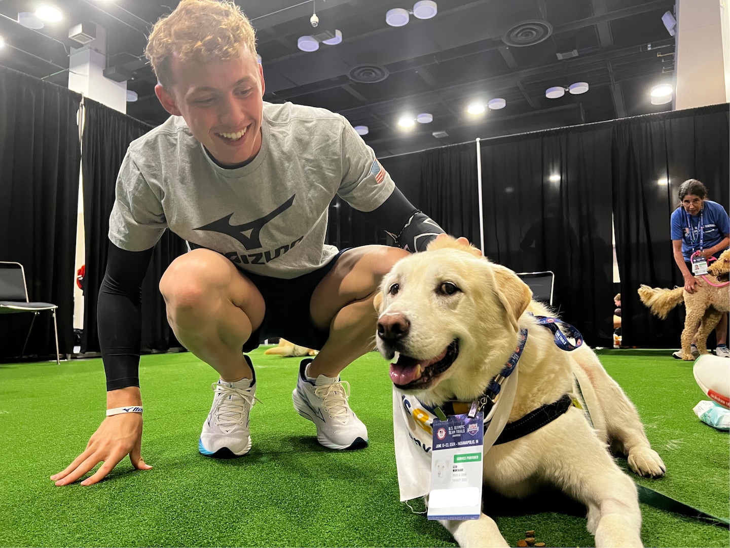 Izzo, un chien de thérapie par la natation aux États-Unis, prend sa retraite et est désormais membre honoraire de l'équipe