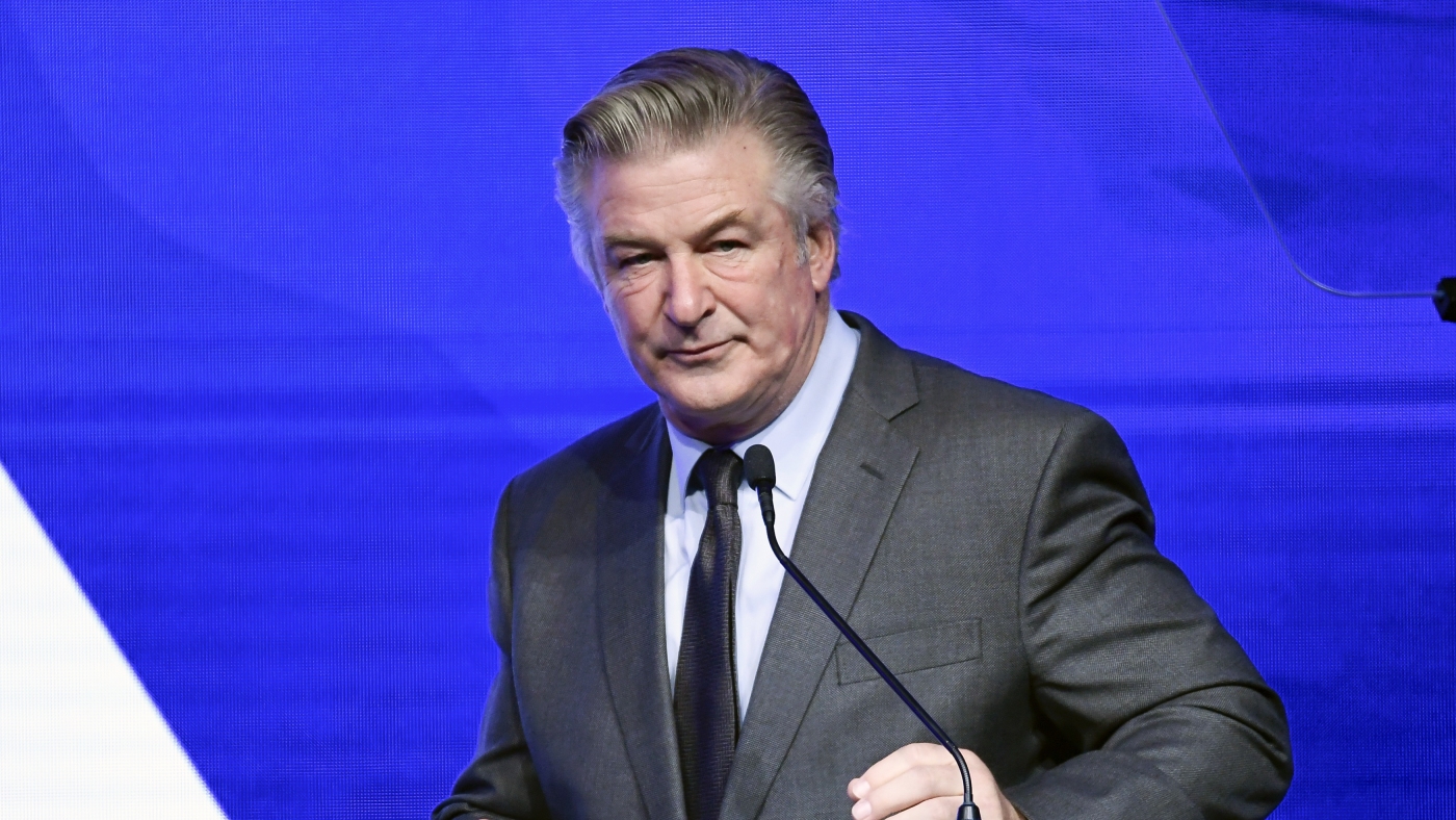 Le procès "Rust" d'Alec Baldwin se poursuivra après que le juge ait rejeté la requête en rejet des accusations
