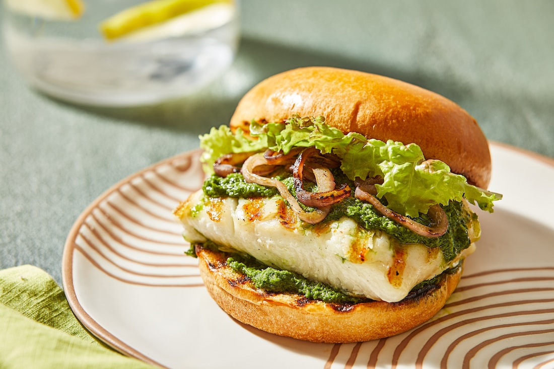 Recette de sandwichs au poisson grillé avec salsa verde