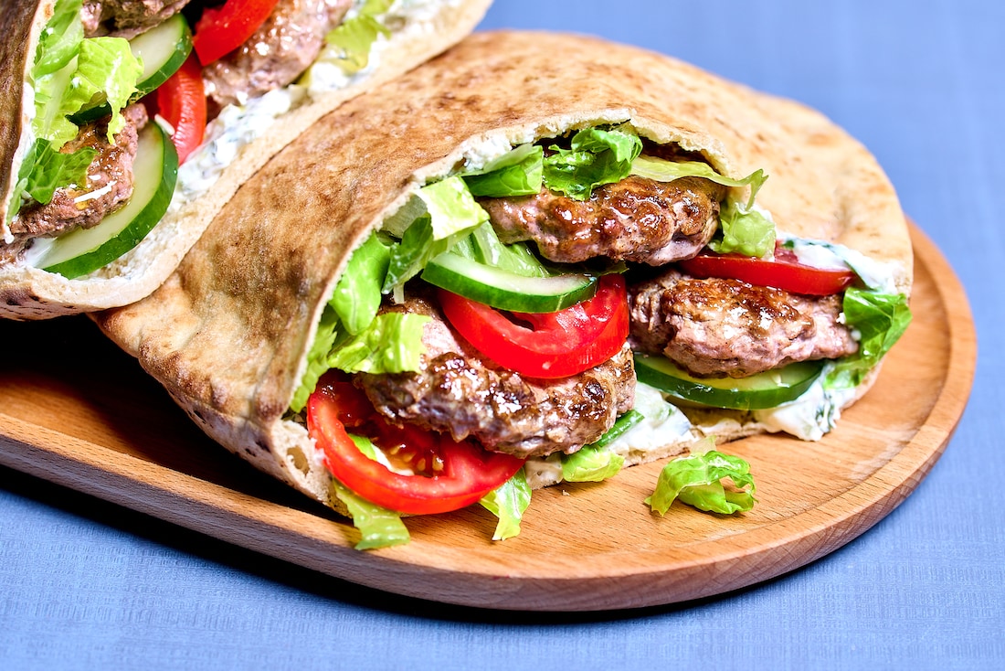 Recette de sandwichs pita à l'agneau avec tzatziki