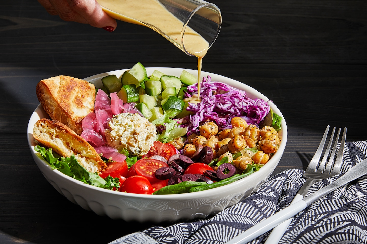 Un saladier inspiré du cava comprend de la feta épicée et une vinaigrette aux dattes