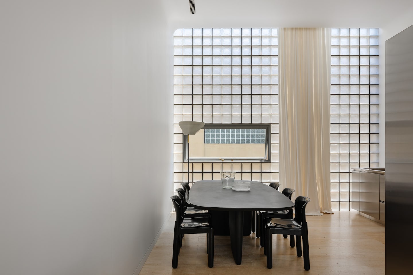 Vous vous souvenez des blocs de verre des salles de bains des années 80 et 90 ?  Ils sont de retour.