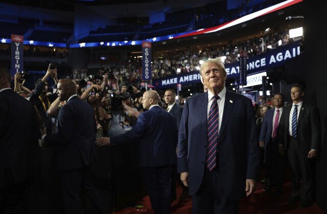 MILWAUKEE, WISCONSIN - 17 JUILLET : Le candidat républicain à la présidence, l'ancien président américain Donald Trump, arrive le troisième jour de la Convention nationale républicaine au Fiserv Forum le 17 juillet 2024 à Milwaukee, Wisconsin. Des délégués, des politiciens et des fidèles républicains sont à Milwaukee pour la convention annuelle, qui se termine par l'acceptation de la nomination présidentielle de son parti par l'ancien président Donald Trump. La RNC se déroule du 15 au 18 juillet. (Photo de Win McNamee/Getty Images)