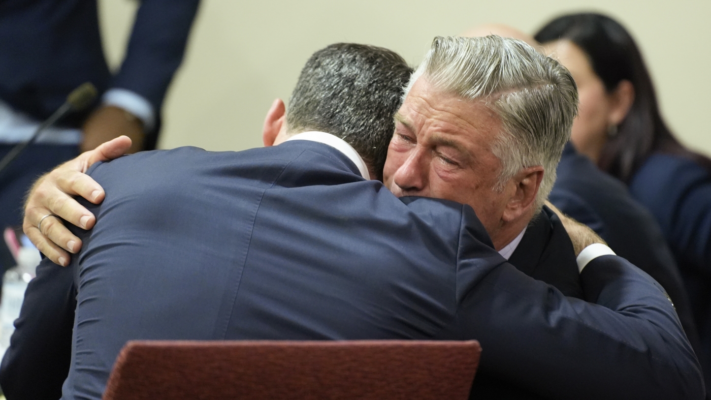 Dans un revirement étonnant, le juge rejette l'affaire contre Alec Baldwin