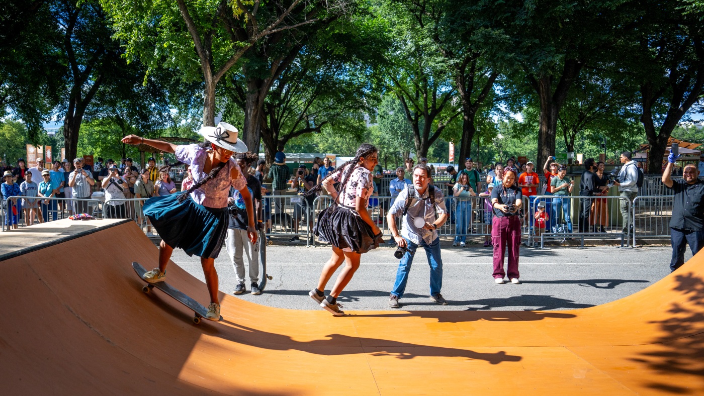 Fierté indigène. Chapeau melon. Rencontre avec une équipe de skateboard bolivienne entièrement féminine