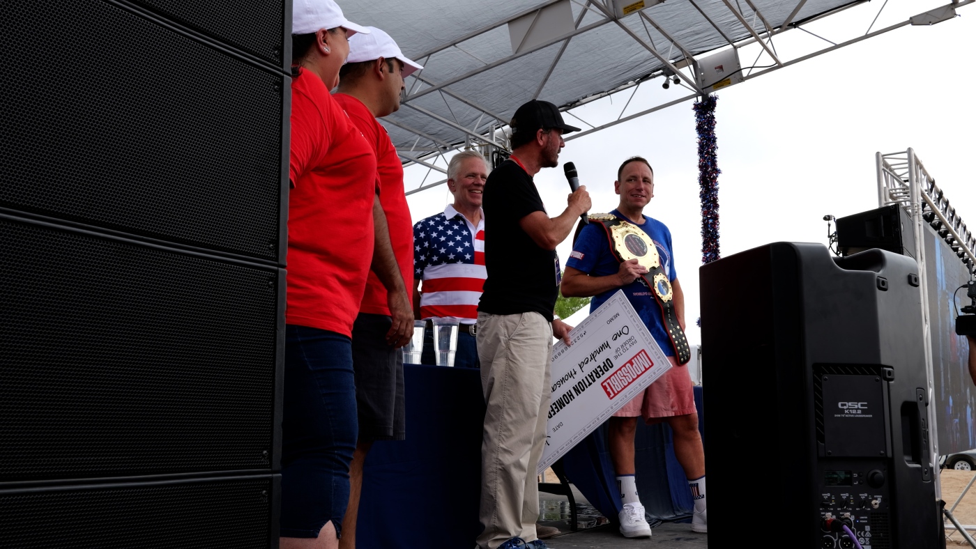 Joey Chestnut, banni de Coney Island, emporte ses talents de mangeur de hot-dogs à Fort Bliss