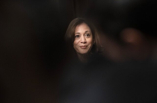 La vice-présidente Kamala Harris s'exprime lors de sa rencontre avec les leaders du droit de vote, dans la salle des traités indiens, le mardi 27 février 2024, du bâtiment Eisenhower Executive Office du complexe de la Maison Blanche à Washington. (AP Photo/Jacquelyn Martin)
