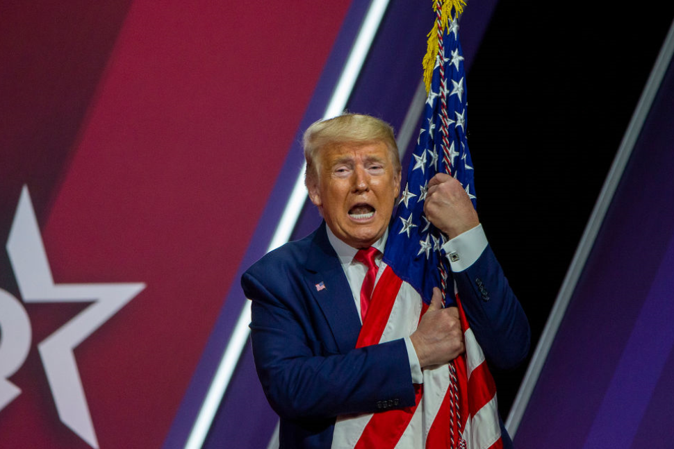 Le faux patriote Donald Trump embrasse le drapeau, pas les valeurs du 4 juillet