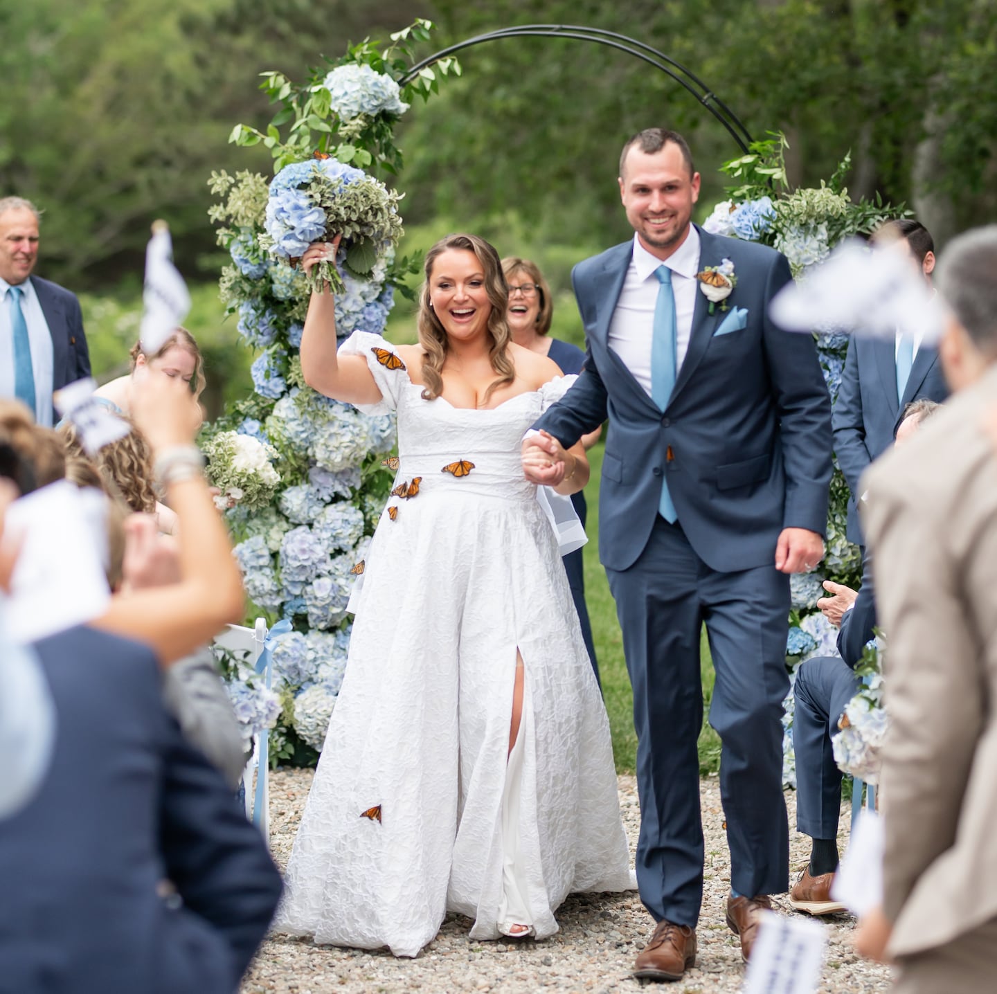 Les papillons au mariage ont ému aux larmes les inconnus et la mariée Amy Rose Perry