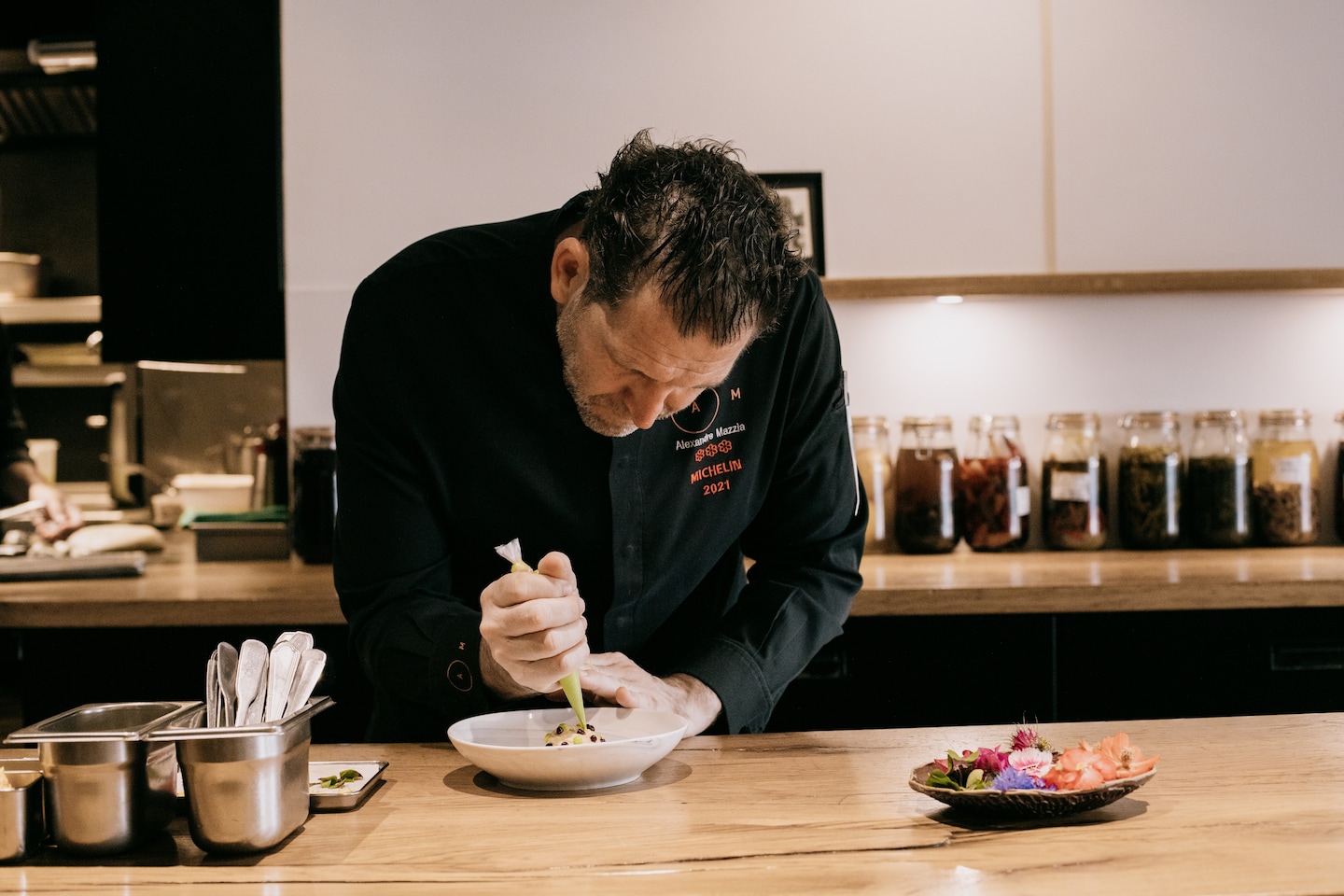 Un basketteur professionnel devenu chef joue à un nouveau jeu : nourrir le village olympique
