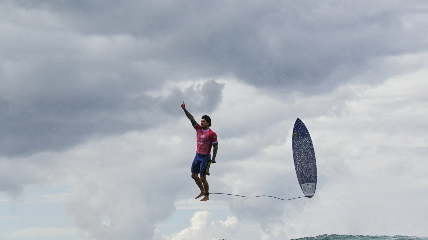 Un photographe a capturé le cliché parfait du record d'un surfeur olympique