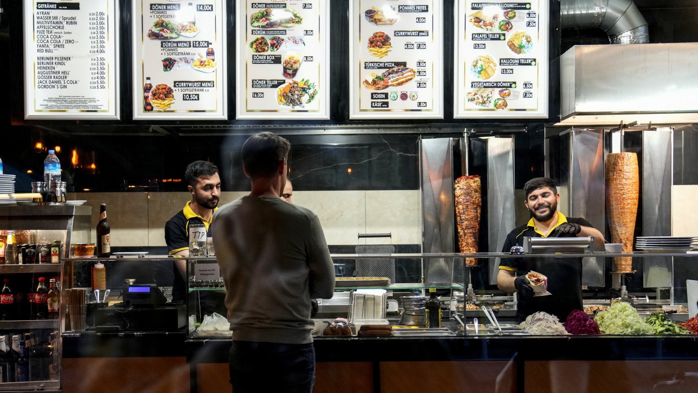 La Turquie veut réglementer le döner kebab, la nourriture de rue préférée des Allemands
