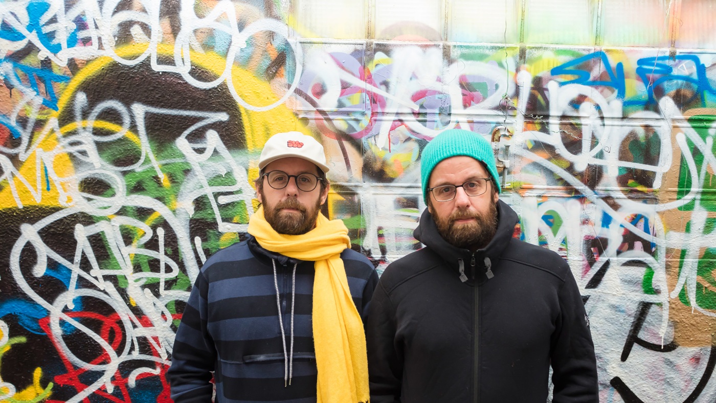 « Nous sommes comme un seul artiste » : ces jumeaux identiques sont en phase du graffiti à la galerie