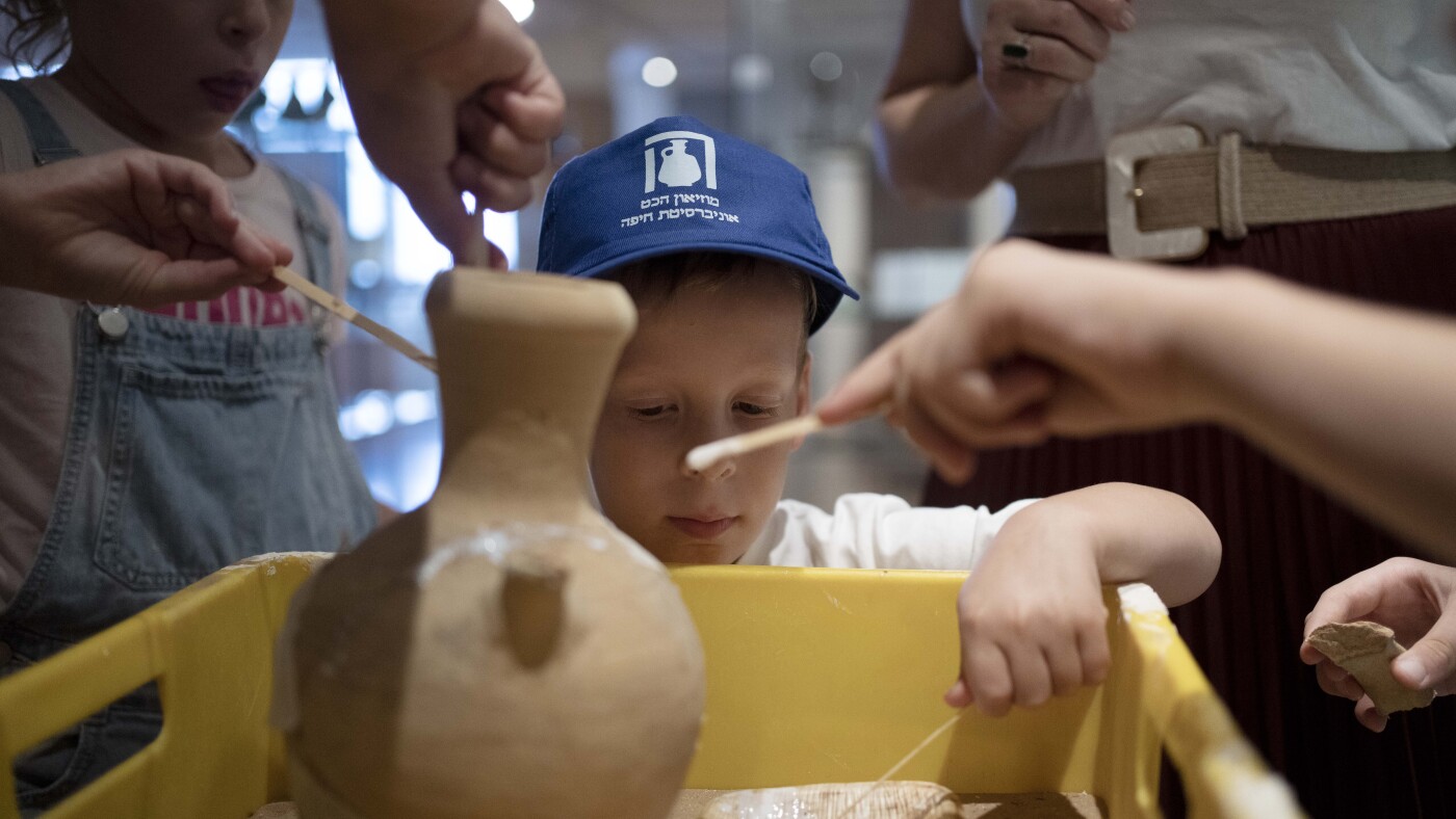 Un garçon israélien qui a brisé une ancienne jarre apprend comment le musée la reconstitue