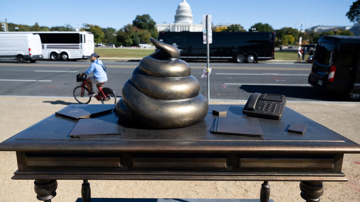 Caca sur le bureau de Pelosi, une torche tiki néo-nazi : de mystérieuses statues font leur apparition à Washington