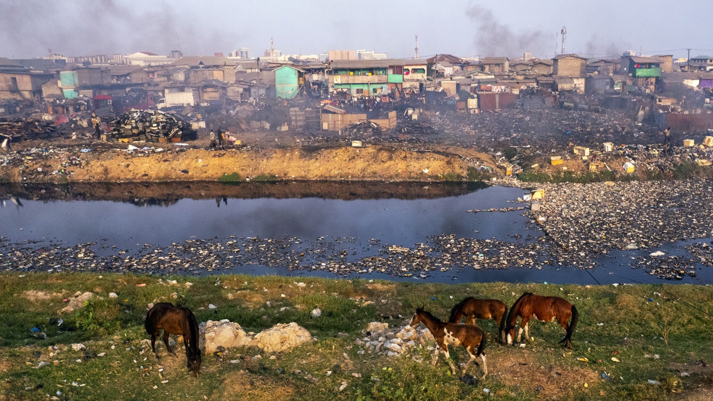 De superbes photos d’une vaste décharge de déchets électroniques – et de ceux qui en vivent