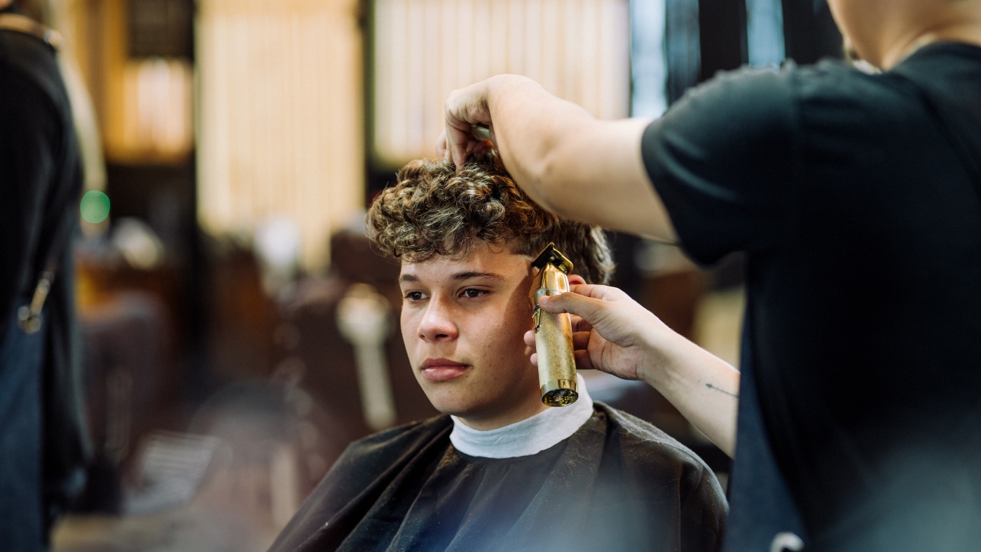 La coupe de cheveux « alpaga » dont les adolescents et les jeunes hommes sont obsédés – expliqué