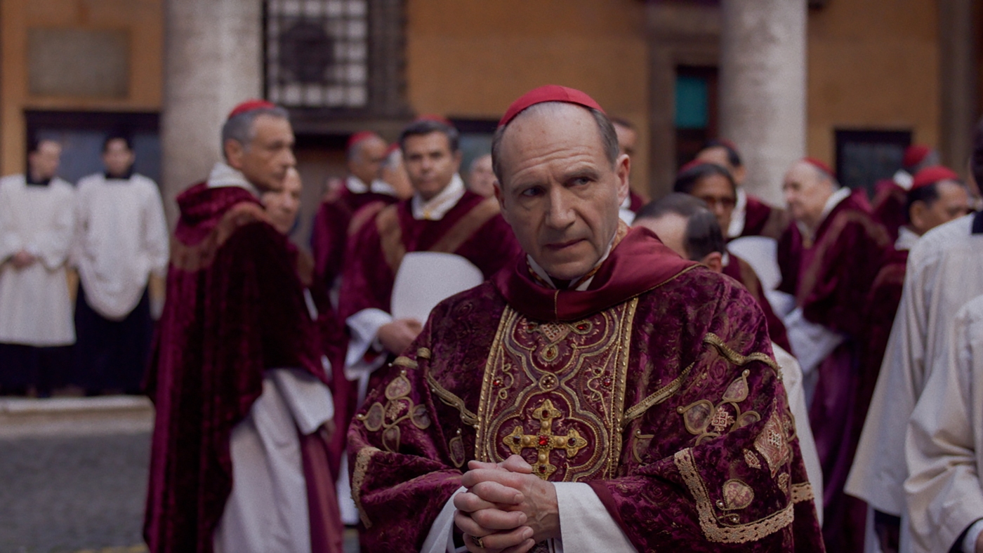 Ralph Fiennes gère l'ambition et la tromperie alors que l'Église catholique choisit un nouveau pape en « Conclave »