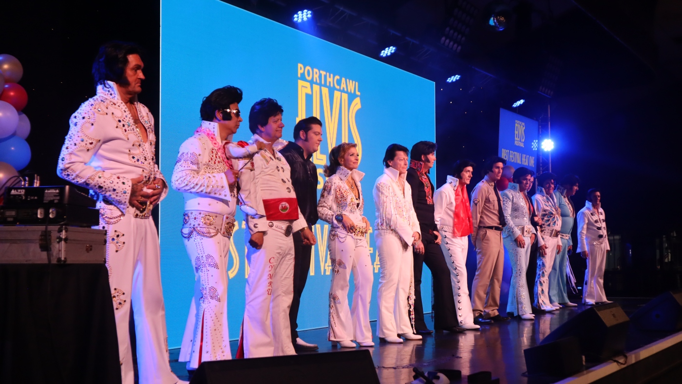 Une petite ville du Pays de Galles revendique le plus grand festival d'Elvis au monde. NPR visité