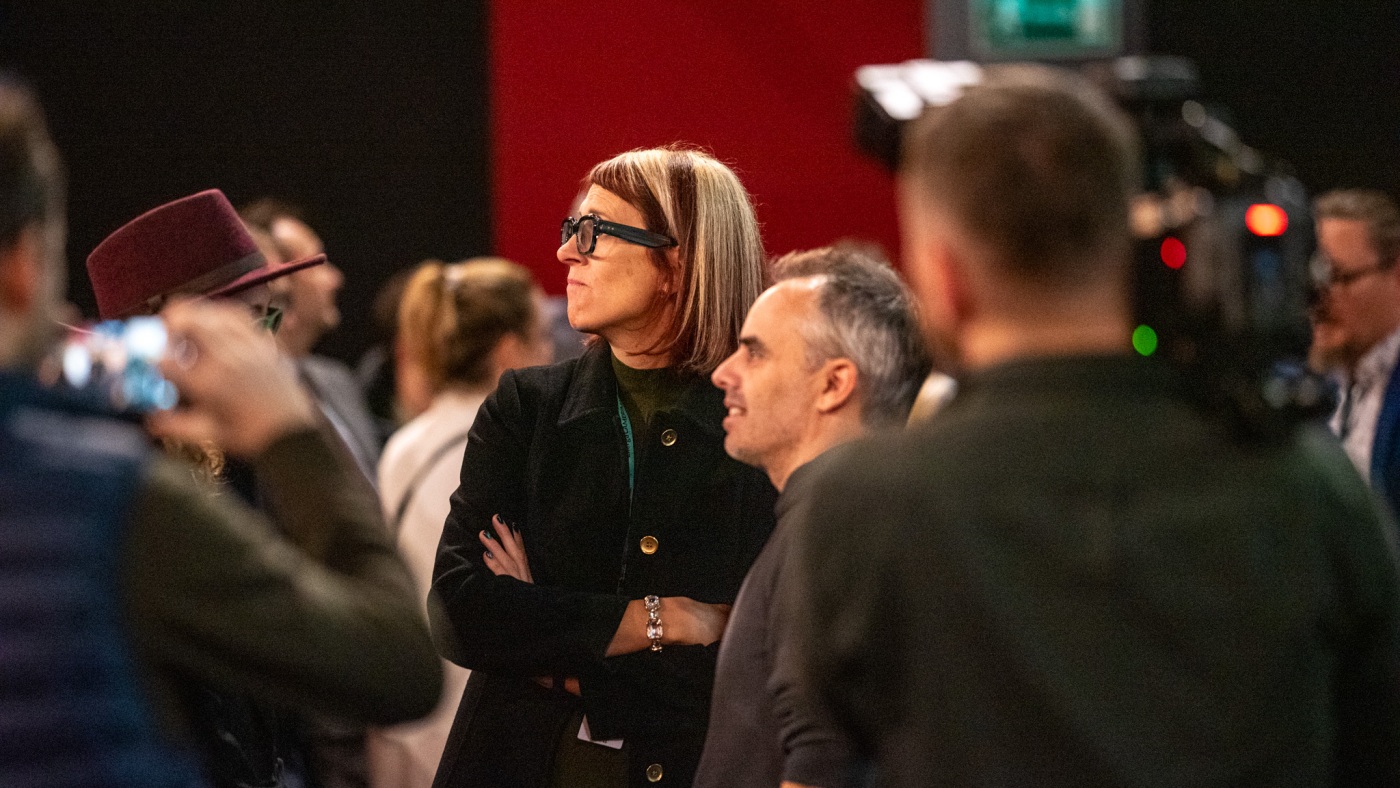 Après une fusillade fatale sur le plateau, « Rust » a poursuivi la production. Mercredi, il a été créé