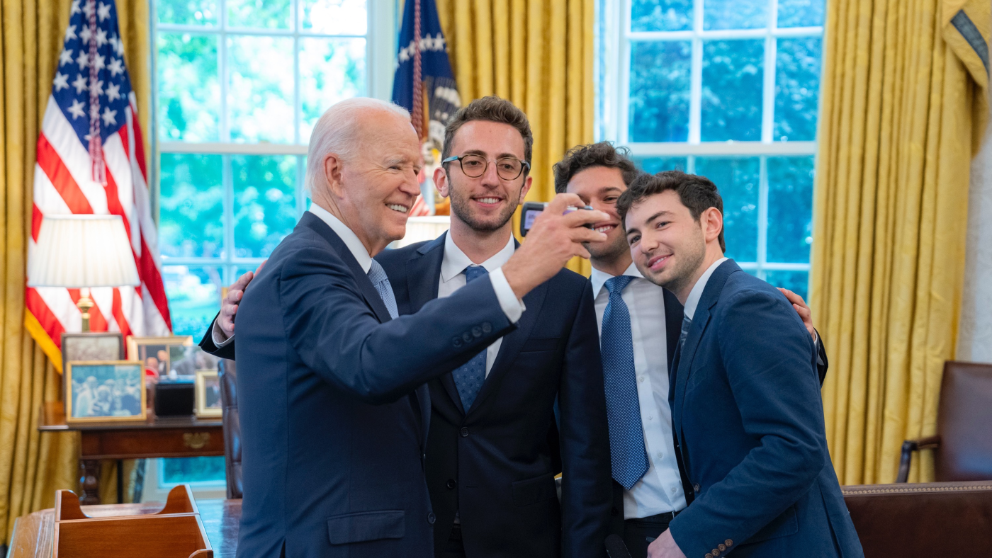 Biden a reçu une caméra argentique. Le résultat ? Une nouvelle vue intimiste de la Maison Blanche