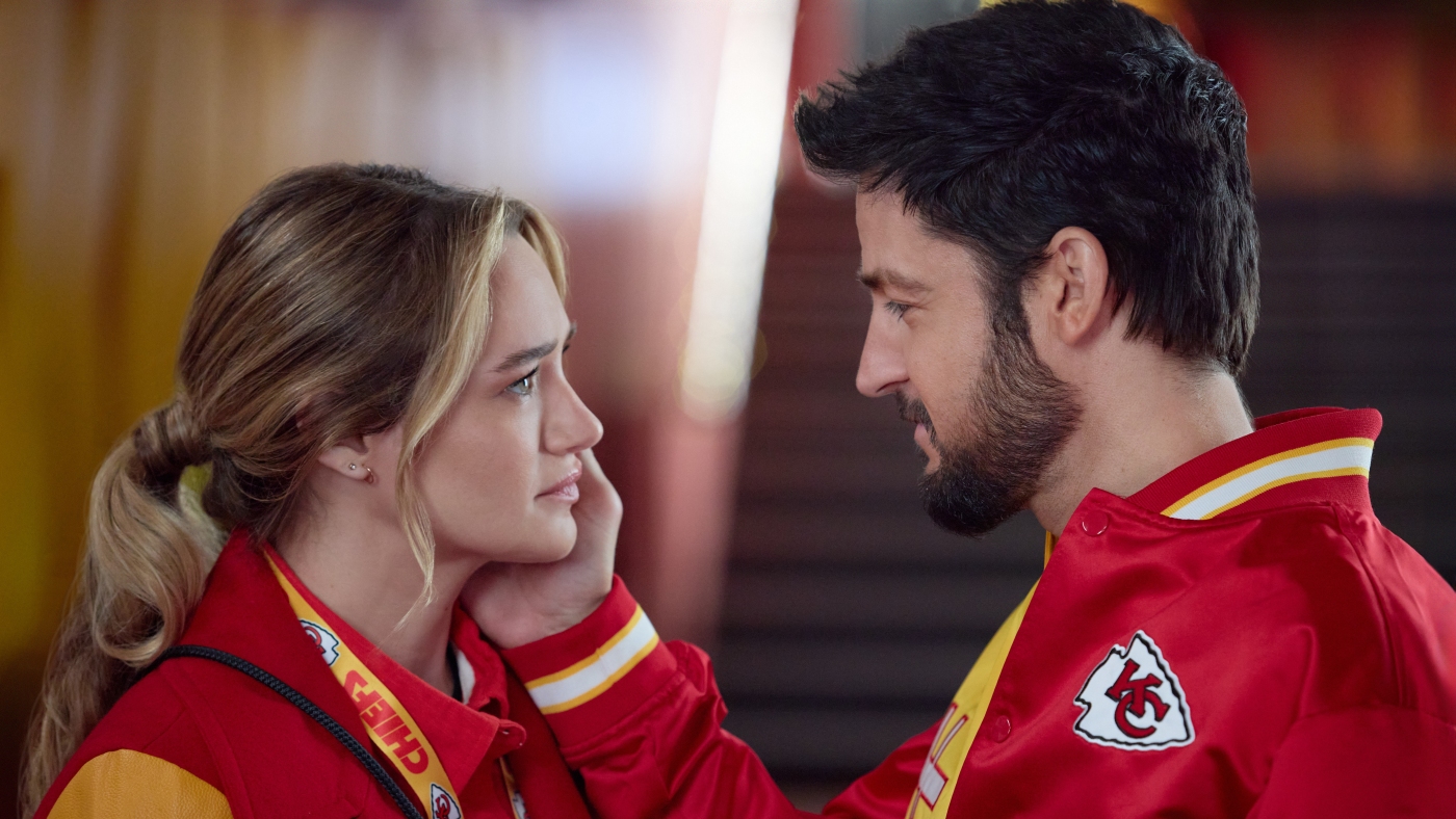 Bien sûr, le film Chiefs' Hallmark est une comédie romantique. C'est aussi une lettre d'amour aux fans de sport