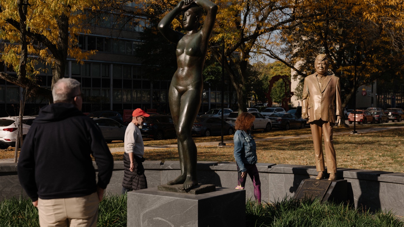 Il n'y a pas que Washington : des statues satiriques de Trump apparaissent dans des villes à travers les États-Unis