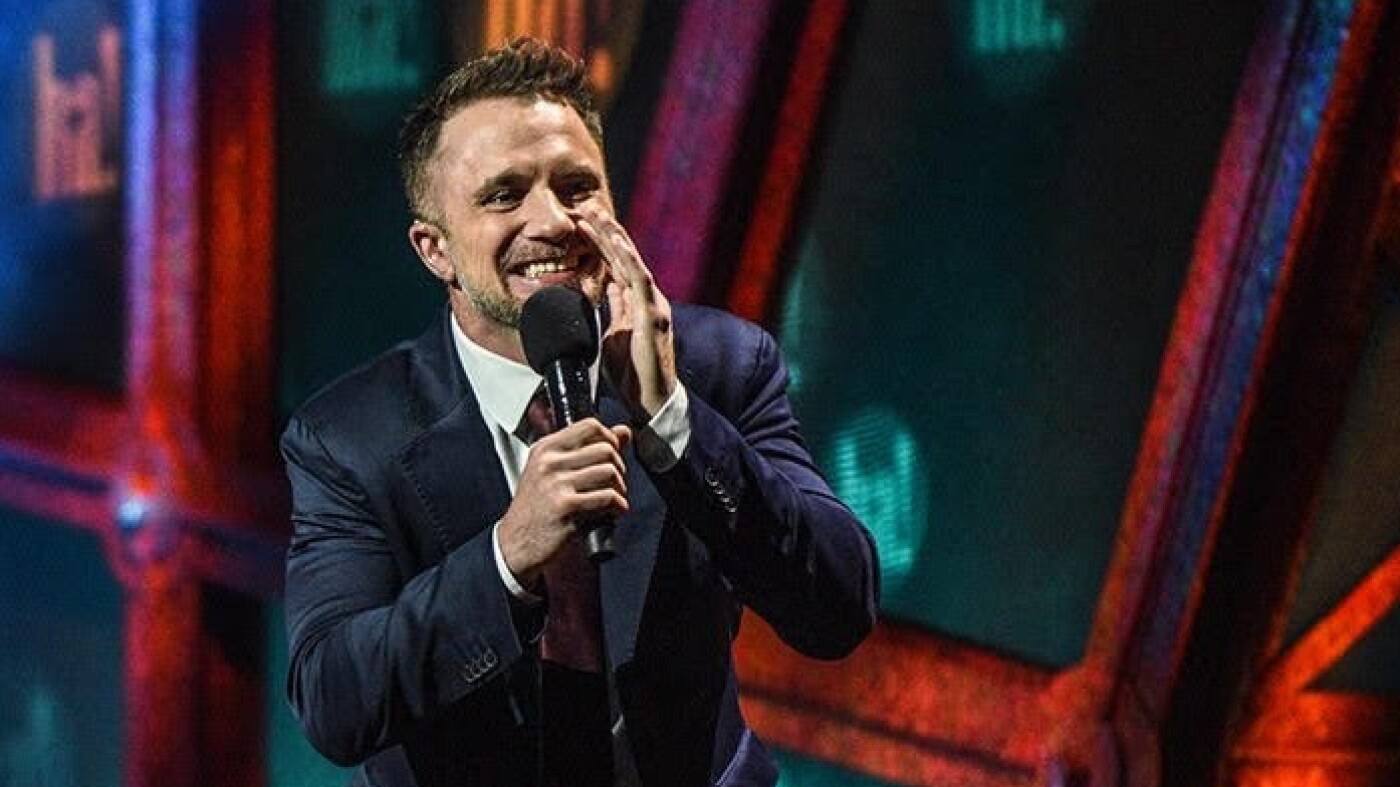 Le DJ comique Demers plaisante beaucoup sur la perte auditive — mais ne sera pas « le gars des aides auditives »