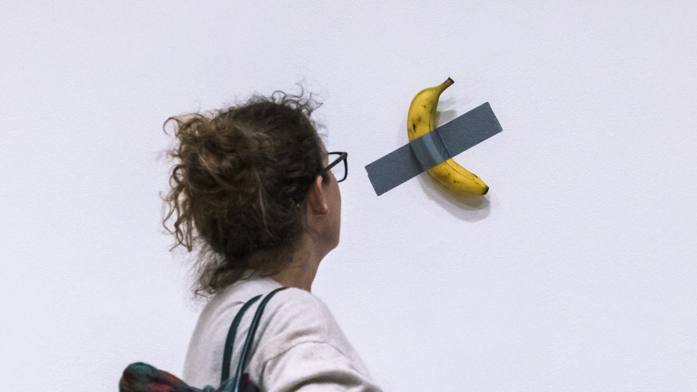 Une banane recouverte de ruban adhésif se vend 6,2 millions de dollars lors d'une vente aux enchères d'œuvres d'art