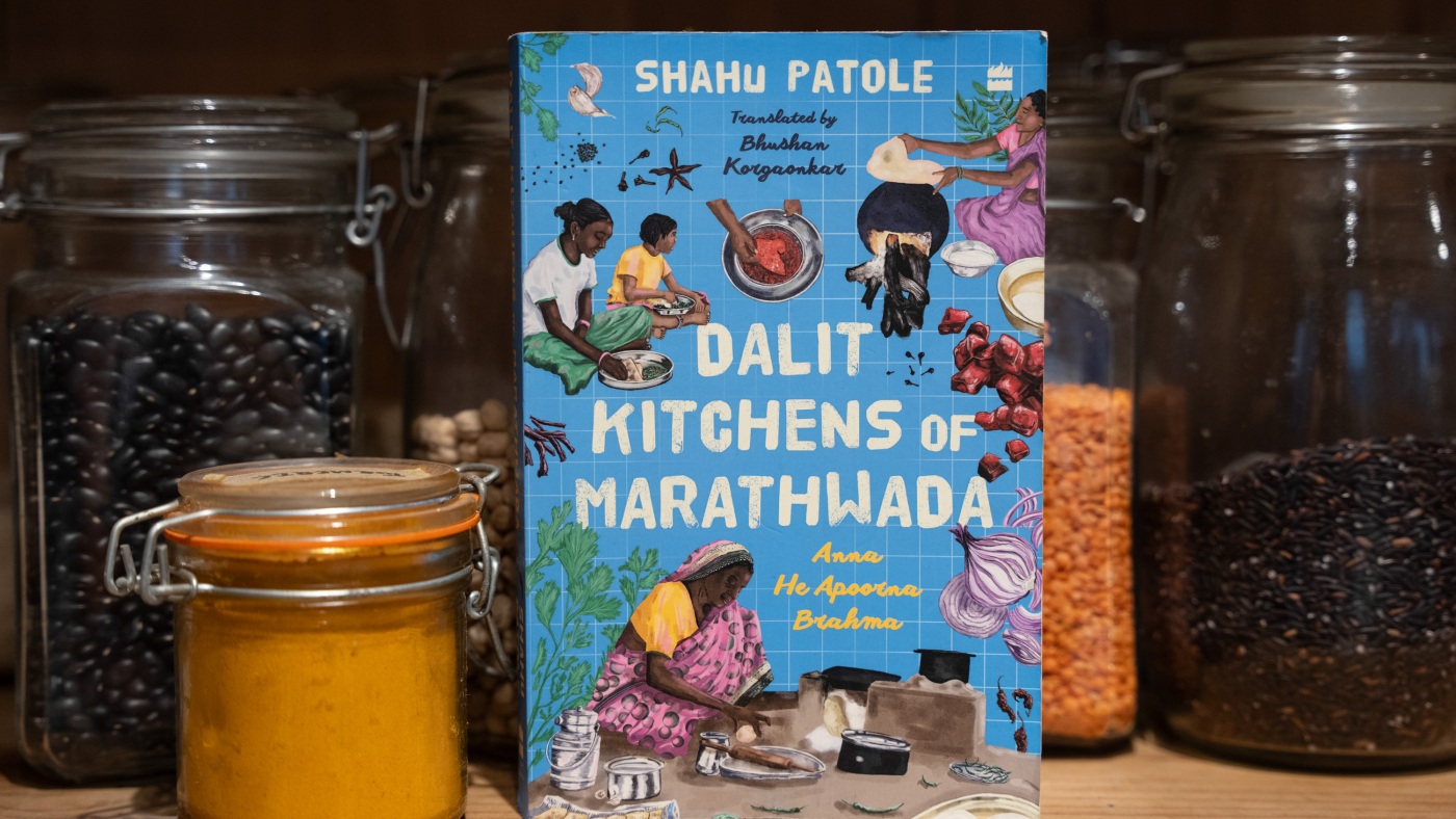 Ce livre de cuisine ne ressemble à aucun autre livre de cuisine indien. Passez le nid d'abeille, s'il vous plaît !