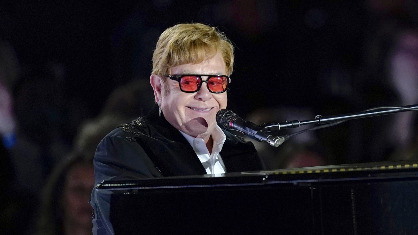 Elton John dit qu'il n'a pas pu voir sa propre comédie musicale à cause d'une infection oculaire