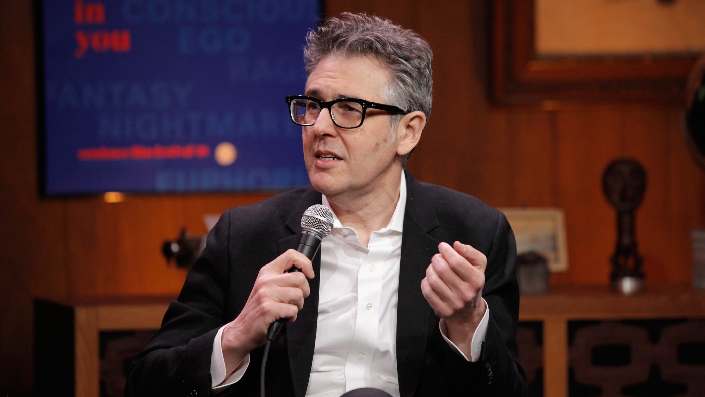 Ira Glass admet qu'il joue une « version plus agréable » de lui-même à la radio