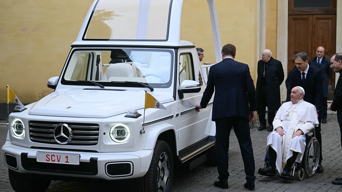 Le pape François passe à l'électrique dans une nouvelle papamobile écologique