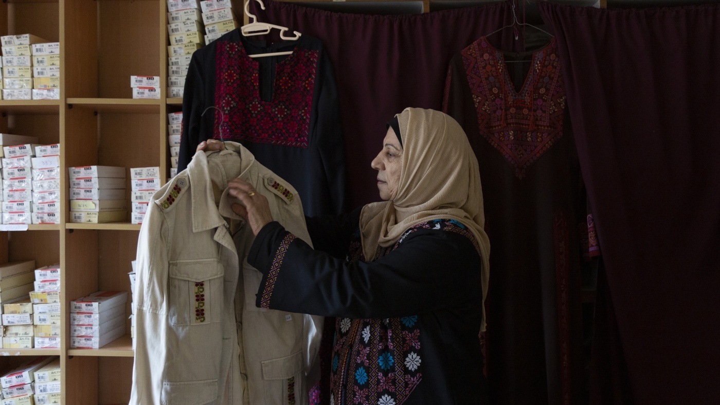 Au Liban, ces réfugiés palestiniens cousent des modèles provenant d'un pays qu'ils n'ont jamais vu