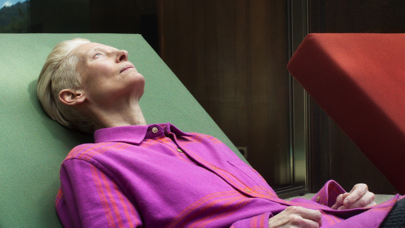 Tilda Swinton pense à la mort et dit que vous devriez aussi le faire