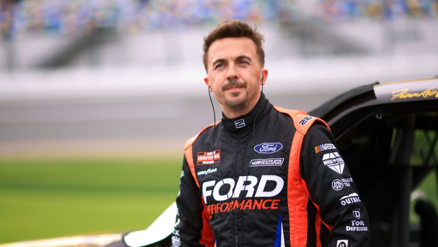 C'est le monde de Frankie Muniz avec une carrière NASCAR et un redémarrage de la sitcom dans les travaux