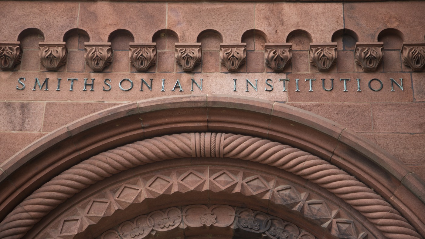 Le Smithsonian fermera son bureau de diversité et gelera l'embauche fédérale