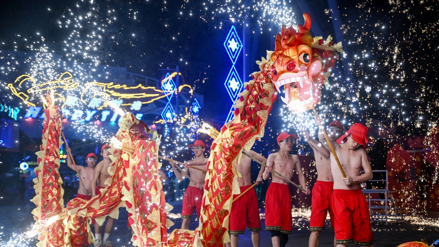Photos: Les célébrations commencent l'année du serpent